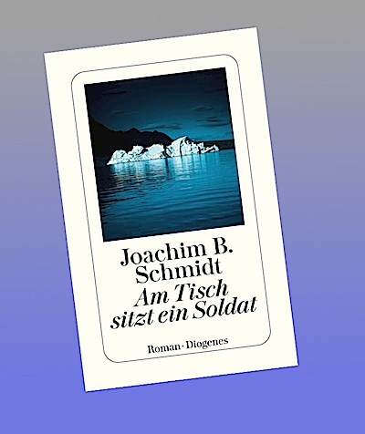 Am Tisch sitzt ein Soldat